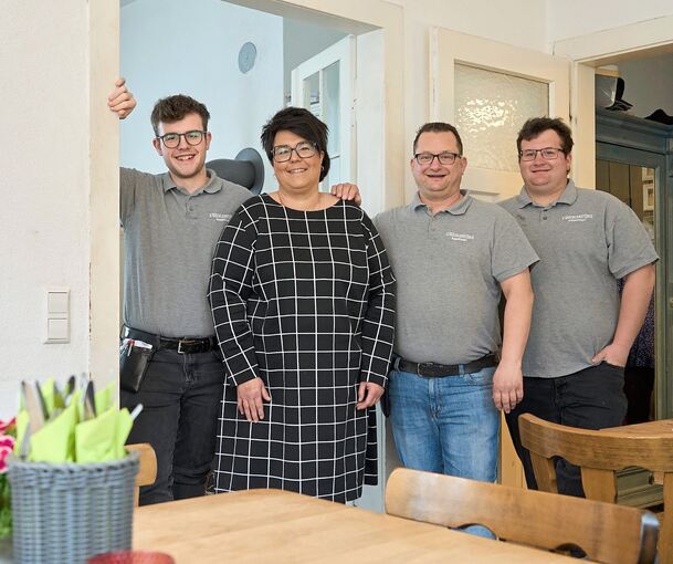 Simone Fink-Faschian und ihr Mann Alexander betreiben mit ihren Söhnen Luca (links) und Yannik (rechts) eine Besenwirtschaft. Foto: Andreas Becker