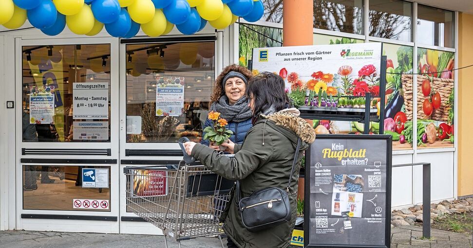 Lila Gentonze und Rita Sanfdele freuen sich darauf, endlich wieder in Pleidelsheim im Supermarkt einkaufen zu können. Foto: Christiana Kunz