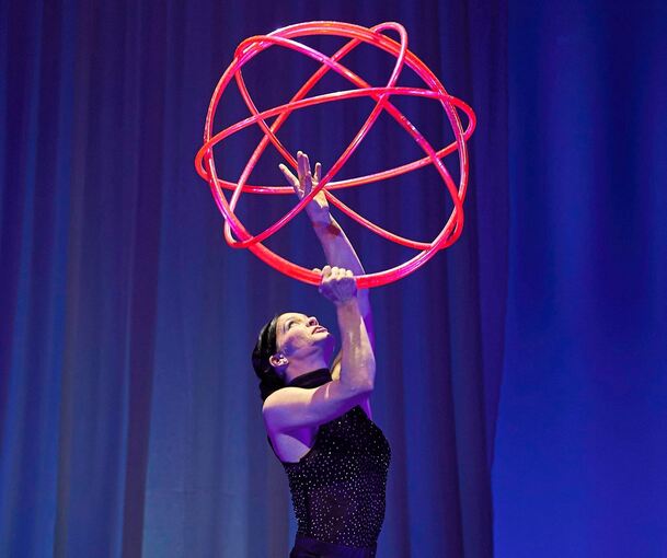 ...Vivian Spiral wirbelt mit Reifen... Foto: Alexandra Klein/p