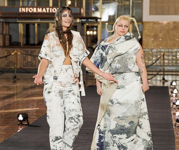 Eliz und Zoey (rechts) sind beide draußen. Foto: Pro Sieben/Richard Hübner