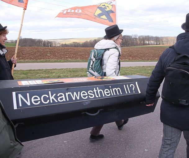 Mitglieder der Ökologisch-Demokratischen Partei tragen Neckarwestheim II zu Grabe. Foto: Alfred Drossel