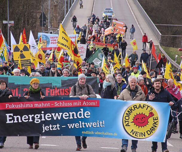Die Demonstranten ziehen von Kirchheim aus über die Neckarbrücke zum Kernkraftwerk. Foto: Alfred Drossel