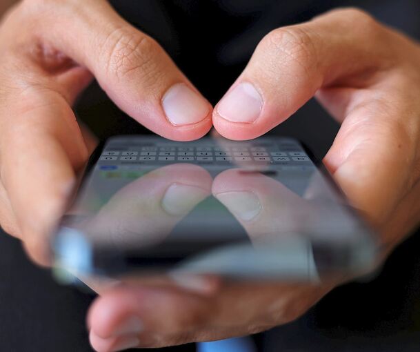 Ein bislang unbekannter Mann soll nach dem tödlichen Unfall am Asperger Bahnhof Fotos von Polizisten gemacht haben.
