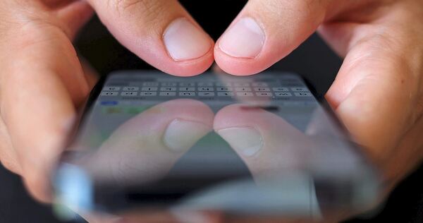 Ein bislang unbekannter Mann soll nach dem tödlichen Unfall am Asperger Bahnhof Fotos von Polizisten gemacht haben.
