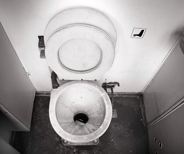 Die Toilette wurde beschmiert. Symbolbild: Jochen Schönfeld - stock.adobe.com