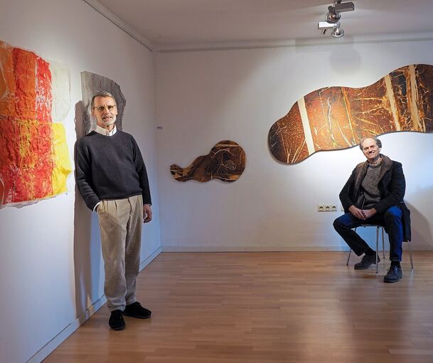 Philosophischer Minimalismus trifft poetische Abstraktion: Tilman Peters (links) und Erik Fleck im Kunstverein. Foto: Holm Wolschendorf