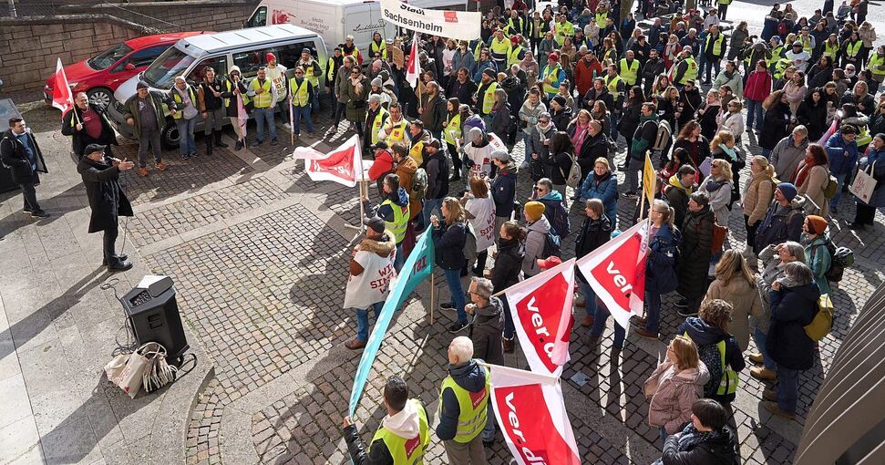 Auf dem Bietigheimer Marktplatz versammelten sich die Streikenden. Foto: Andreas Becker
