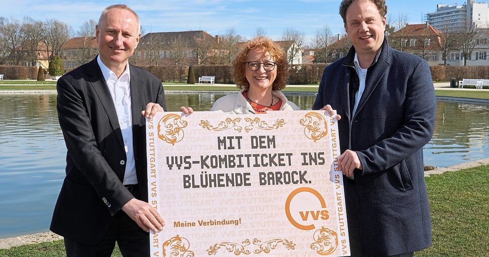 Über das VVS-Kombiticket Blühendes Barock freuen sich Horst Stammler (Geschäftsführer VVS), Blüba-Direktorin Petra Herrling und Ludwigsburgs Oberbürgermeister Matthias Knecht.