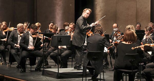 Pietari Inkinen dirigiert die Deutsche Radio Philharmonie. Foto: Ramona Theiss