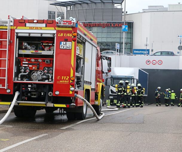Eine große Müllpresse ist im Einkaufszentrum Breuningerland im Tammerfeld in Brand geraten. Die Löscharbeiten gestalten sich nach Angaben der Feuerwehr schwierig. Foto: KS-Images/Andreas Rometsch