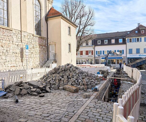Zu den Bauarbeiten der SWLB gehören auch Fernwärme-Leitungsarbeiten südlich der Dreieinigkeitskirche. Foto: Andreas Becker
