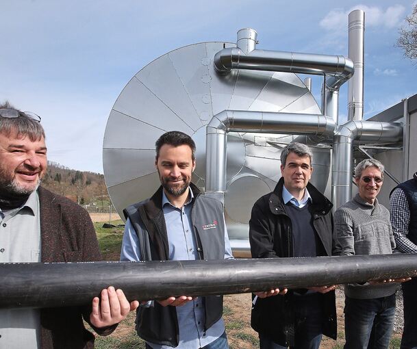 Baustart für das Freudentaler Solarthermiefeld: Projektleiter Rainer Wegscheider von der IBS Ingenieurgesellschaft, Jochen Fink, technischer Leiter Bürger-Energie-Neckar-Enz, Bürgermeister Alexander Fleig, Projektleiter Alexander Jandrey und Geschäft