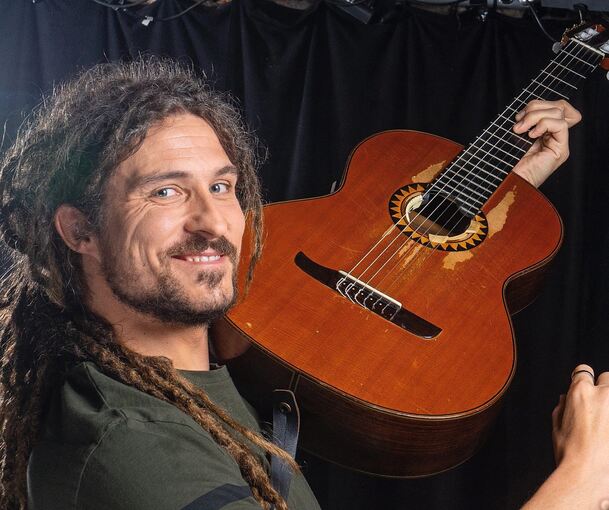 Immer mit seiner Gitarre unterwegs: Wolfgang – alias El Mago – Masin verzaubert auch bald in Asperg die Zuhörer. Foto: Enrico Meyer/p