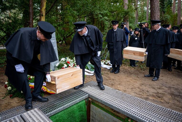 Menschliche Knochenfragmente von Verbrechensopfern bestattet Menschliche Knochenfragmente von Verbrechensopfern bestattet