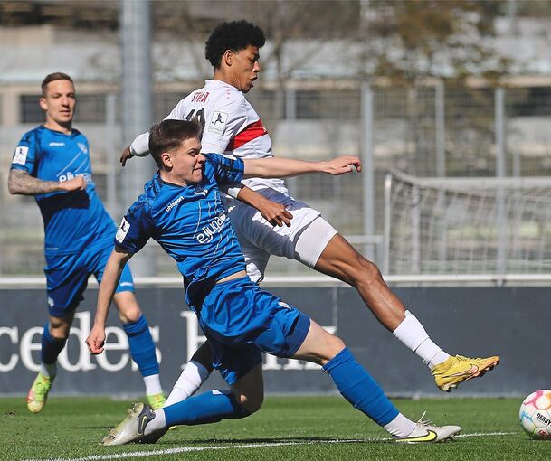 Rassiger Zweikampf: Freibergs Kilian Senkbeil (blaues Trikot) gegen Noah Ganaus (VfB II).Foto: Baumann