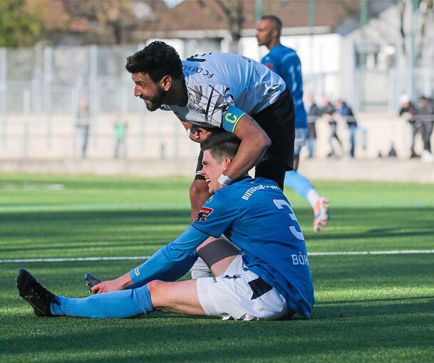In der vergangenen Saison war Niklas Böhm vom Verletzungspech gebeutet. Hier tröstet der Villinger Tevfik Ceylan den Nullachter.Foto: Baumann