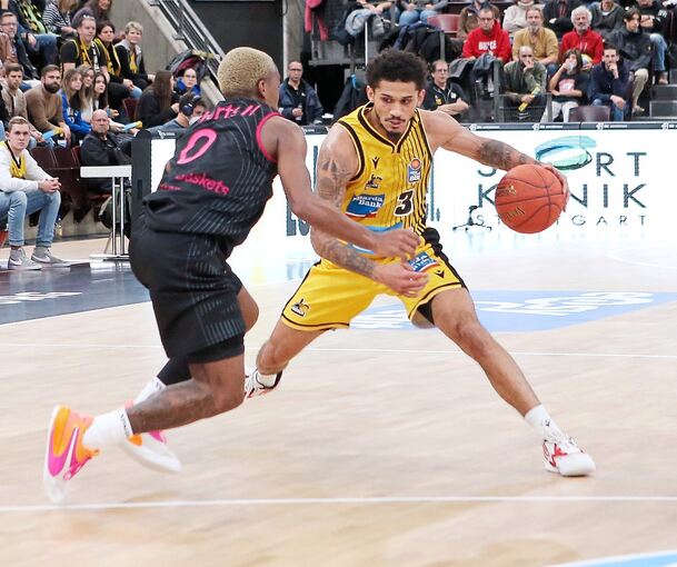 Two point guards at eye level: TJ Shorts from Bonn (left) against Prentiss Hubb from Ludwigsburg. Photo: Baumann