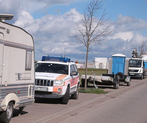 Wohnwagen, Anhänger und fast schon schrottreife Fahrzeuge werden in der Margarete-Steiff-Straße – zum Ärger der dort ansässigen Firmen – abgestellt. Foto: Alfred Drossel