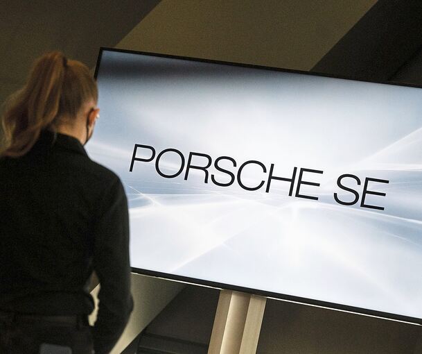 Porsche SE unter Druck: Nach Medienberichten fordern zwei Frauen Einsicht in einen Aufsichtsratsbericht – das Unternehmen blockt ab.
