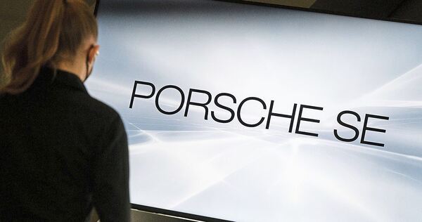 Porsche SE unter Druck: Nach Medienberichten fordern zwei Frauen Einsicht in einen Aufsichtsratsbericht – das Unternehmen blockt ab.