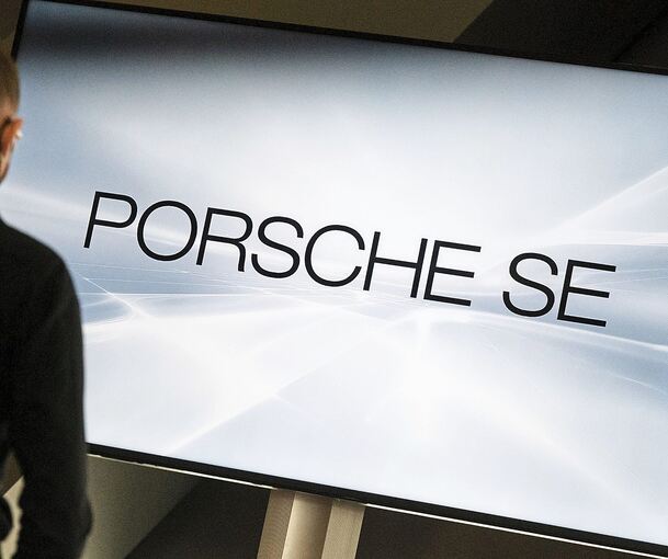 Das Arbeitsgerichtsverfahren zwischen der Porsche Automobil Holding SE und zwei Frauen, die Vorwürfe gegen einen Top-Manager wegen angeblichen unangemessenen Verhaltens erhoben hatten, zieht sich in die Länge.