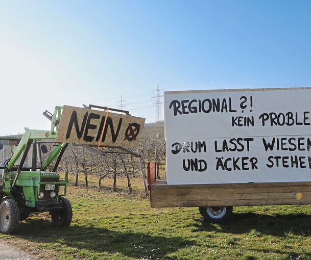 Bauern und Umweltschützer protestieren vergangenes Jahr gegen das XXL-Gewerbegebiet an der Autobahn: Doch rund 57 Prozent der Mundelsheimer sprechen sich Ende Mai für das Vorhaben aus. Archivfoto: Ramona Theiss