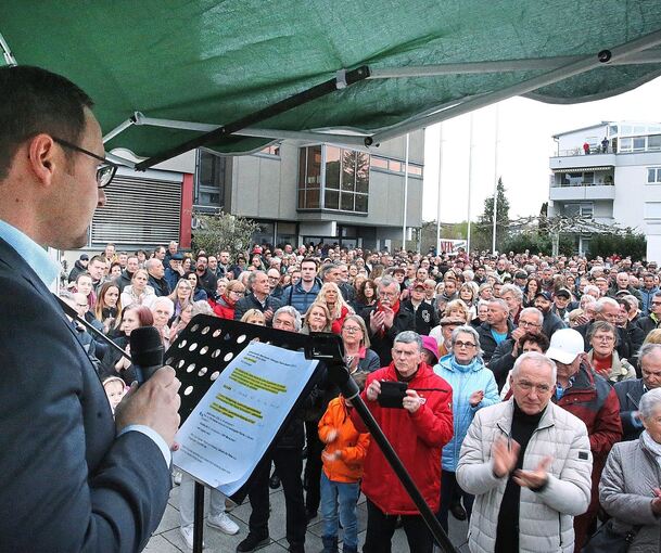 Die Bürgermeister Martin Bernhard und Christian Eiberger sprachen vor mehr als 1000 Demonstranten auf dem Tammer Rathausplatz.Fotos: Alfred Drossel