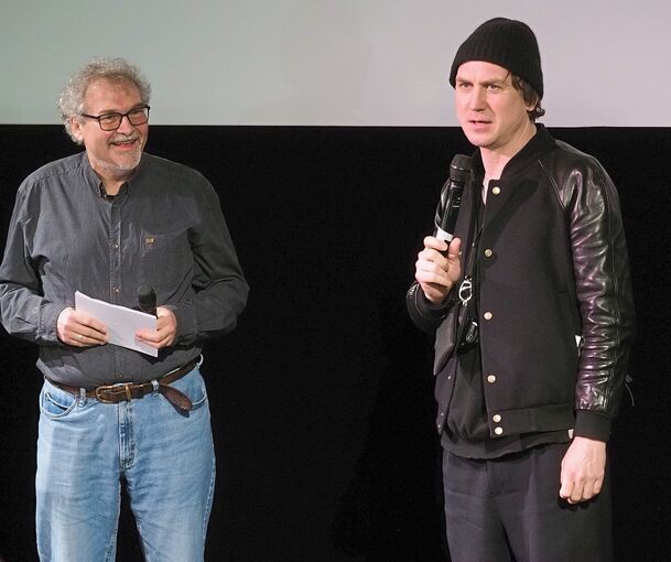 Lars Eidinger (rechts) im Gespräch mit Moderator Kay Hoffmann. Foto: Holm Wolschendorf