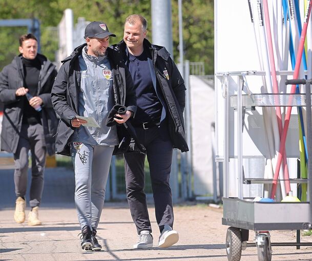 Gute gelaunt an ein schwieriges Unterfangen: Coach Sebastian Hoeneß mit VfB-Sportdirektor Fabian Wohlgemuth.Foto: Baumann
