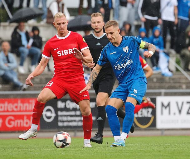 Im Hinspiel noch mit Binde: Freibergs Marco Kehl-Gomez (rechts) gegen Steinbachs Sören Eismann.Foto: Baumann