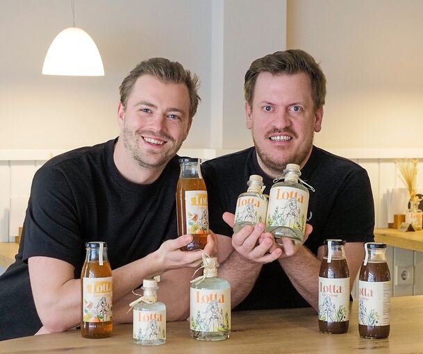 Leon Gasper (links) und Manuel Sengenberger haben einen Gin ohne Alkohol kreiert.