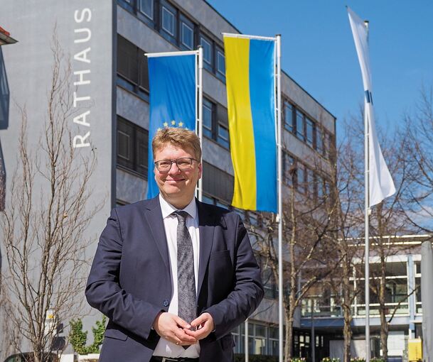 Steffen Kirsch vor dem Korntaler Rathaus: Nach der Wahl am 23. April will er hier als Bürgermeister auch hinein. Foto: Holm Wolschendorf