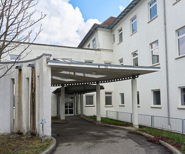 Die Klinik wird seit dem Herbst als Flüchtlingsunterbringung genutzt, der Eingang wegen des Betriebs einer weiteren Klinik nach hinten verlegt.