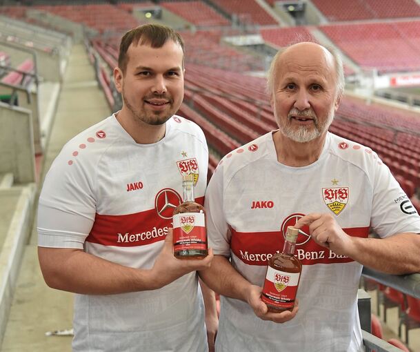 Tobias (links) und Wolfgang Fessler nutzten ihren Besuch in der VfB-Geschäftsstelle auch für einen Abstecher ins Stadion und dieses Bild. Foto: privat
