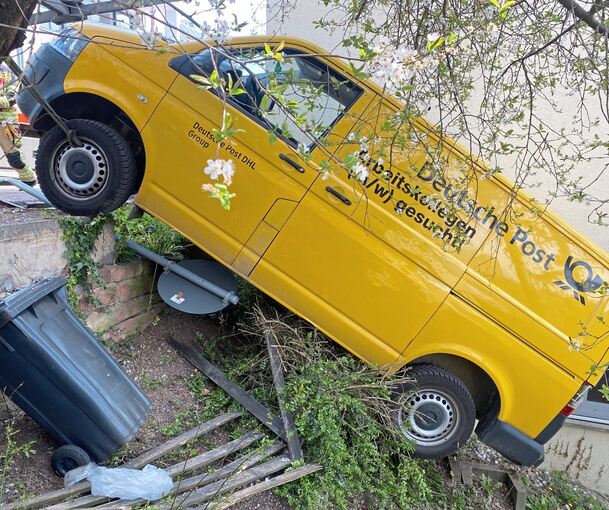 Am Haken: In einem aufwendigen Einsatz konnte das Postauto aus dem abschüssigen Gartengrundstück geborgen werden. Foto: privat/Feuerwehr