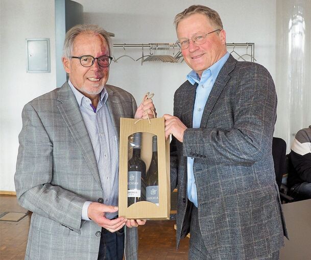 Verleger Gerhard Ulmer (rechts) bedankt sich bei Siegfried Schmid. Der ehemalige Geschäftsführer der Diakonie- und Sozialstation Ludwigsburg unterstützte das Helferherz-Vergabegremium seit 25 Jahren mit seiner Expertise. Jetzt zieht er sich zurück.