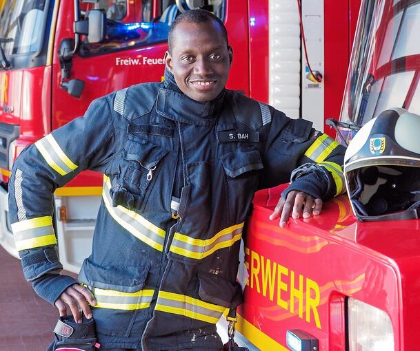 Glück mit der Wehr und für die Wehr: Sainy Bah ist als Flüchtling nach Asperg gekommen und setzt sich als Pflegefachkraft und Feuerwehrmann fürs Gemeinwohl ein. Foto: Holm Wolschendorf