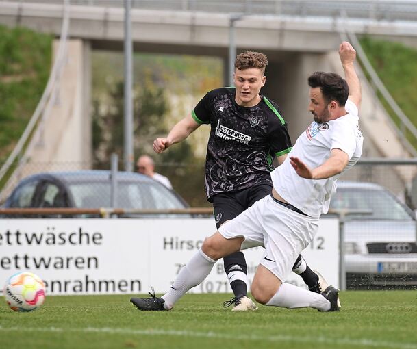 Marvin Schnalke (links) – gegen Drilon Gervalla (AKV) – ebnet mit zwei Treffern den Benninger Sieg. Foto: Baumann