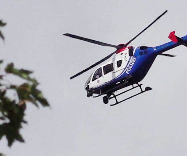 Mit einem Hubschrauber suchte die Polizei rund um Erdmannhausen. Symbolfoto: Julian Stratenschulte/dpa