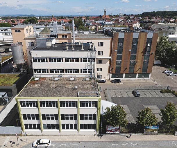 Das Gebäude Pflugfelder Straße 23 – erkennbar an den grünen Fassadenelementen – hat die Labore der Rösterei beherbergt. Jetzt soll es nicht weniger als zur kreativen Keimzelle der Stadt gedeihen.