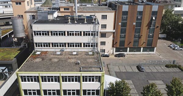Das Gebäude Pflugfelder Straße 23 – erkennbar an den grünen Fassadenelementen – hat die Labore der Rösterei beherbergt. Jetzt soll es nicht weniger als zur kreativen Keimzelle der Stadt gedeihen.