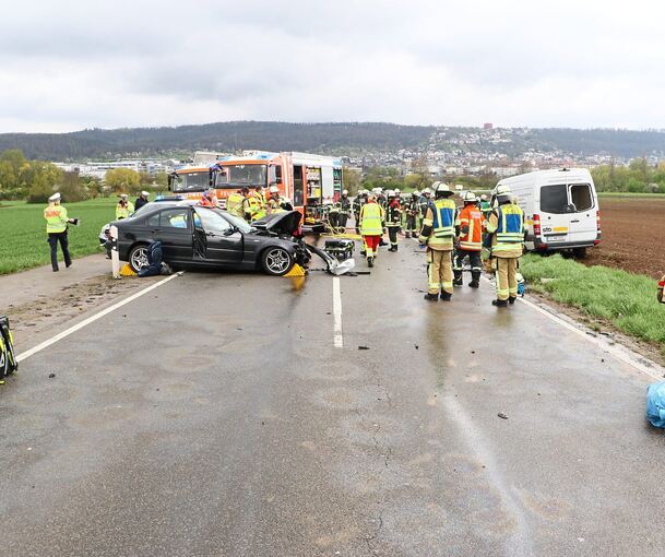 Großeinsatz der Rettungskräfte nach dem Frontalzusammenstoß auf der Landesstraße 1141. Foto: K.Schmalz@KS-Images.de