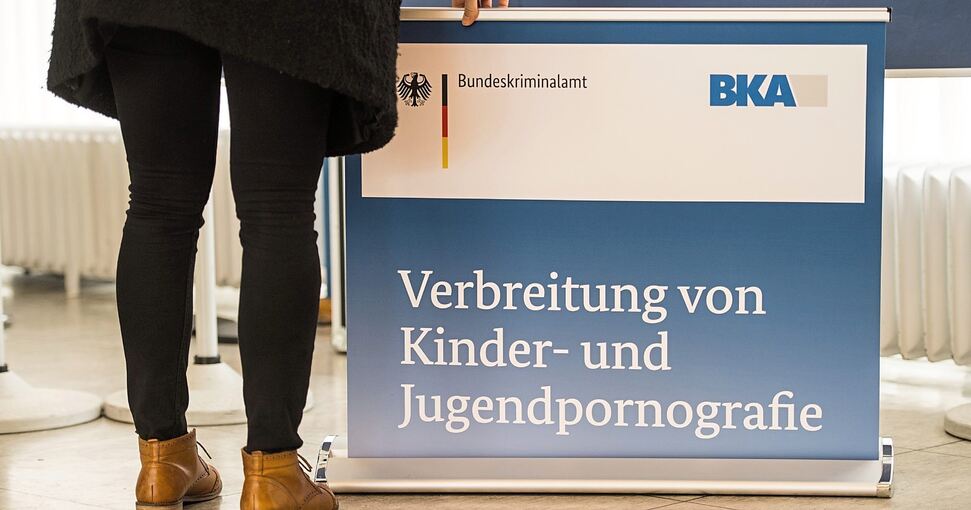 Kinderpornografie ist im Bereich der Sexualstraftaten auch im Kreis Ludwigsburg das häufigste Delikt. Im Bild lässt eine BKA-Mitarbeiterin ein Roll-up herunter, mit dem über die Verbreitung von Kinderpornografie informiert werden soll. Foto: Andreas