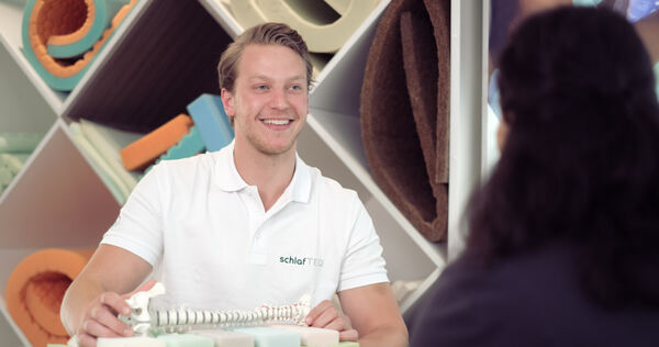 Schlafexperte Anton Heling weiß genau, worauf es beim Matratzenkauf ankommt. Er begleitet seit vielen Jahren Menschen, die auf der Suche nach der optimalen Matratze sind.  Fotos: privat