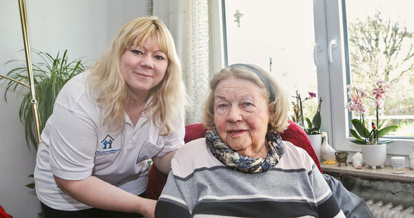 Sigrid Strähle freut sich morgens auf ihre Pflegerin Christin Beyer. Beide haben einen sehr guten Draht zueinander und unterhalten sich nebenher über Gott und die Welt.  Foto: Ramona Theiss