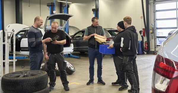 Bevor die ersten Kunden kommen, plant das Team bei der morgendlichen Besprechung den Tag.  Foto: Andreas Becker