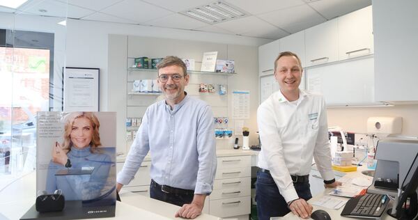 Wenn es ums Hören geht, ist man bei den Hörakustikermeistern Peter Schaub (links) und Stefan Karsch und ihrem Team in den besten Händen.  Fotos: Ramona Theiss