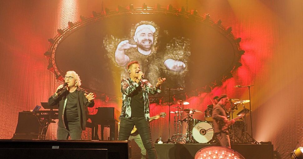 Starke Show: Pur begeistern die 4000 Zuschauer in der MHP-Arena beim Auftakt zur Deutschland-Tournee. Foto: Holm Wolschendorf