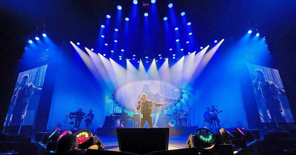 Starke Show: Pur begeistern die 4000 Zuschauer in der MHP-Arena beim Auftakt zur Deutschland-Tournee. Foto: Holm Wolschendorf