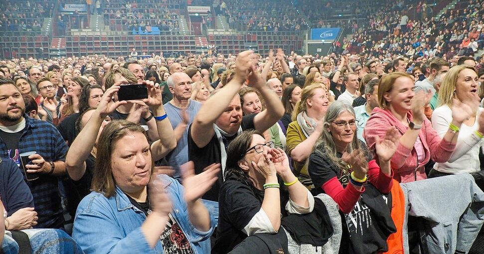 Starke Show: Pur begeistern die 4000 Zuschauer in der MHP-Arena beim Auftakt zur Deutschland-Tournee. Foto: Holm Wolschendorf